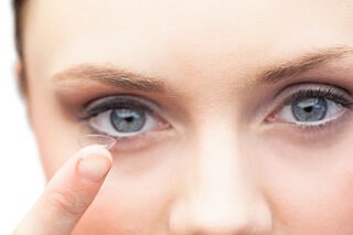 186475627_Pretty_model_holding_contact_lens.jpg