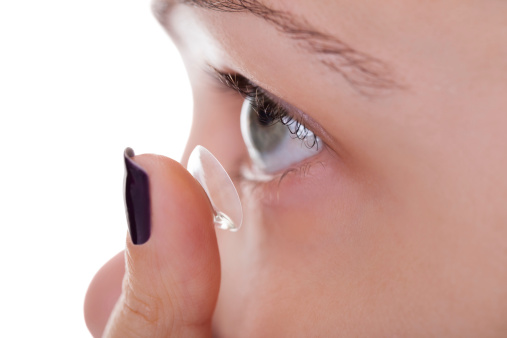 178546594_Woman_inserting_a_contact_lens