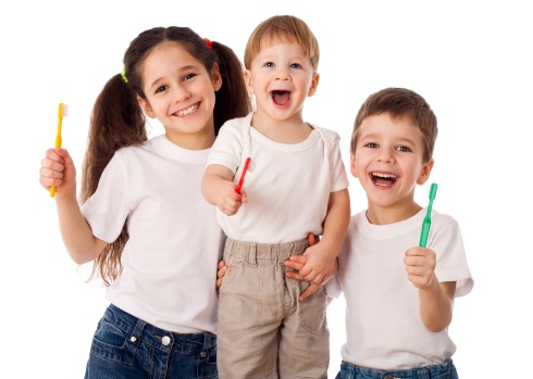 166142778_Happy_family_with_toothbrushes