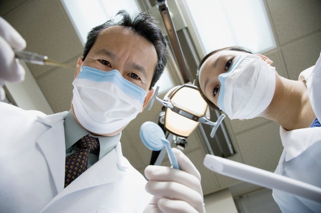 78741481_Two_Dentists_with_Surgical_Masks.jpg