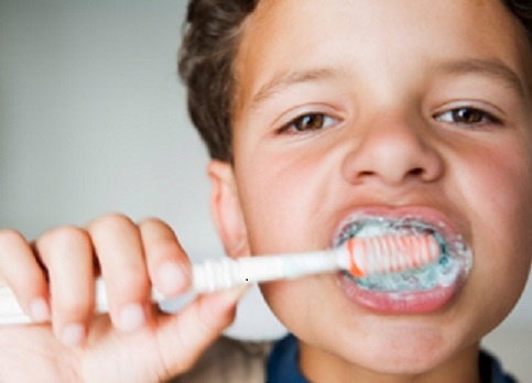 78807093_Cute_Boy_Brushing_teeth