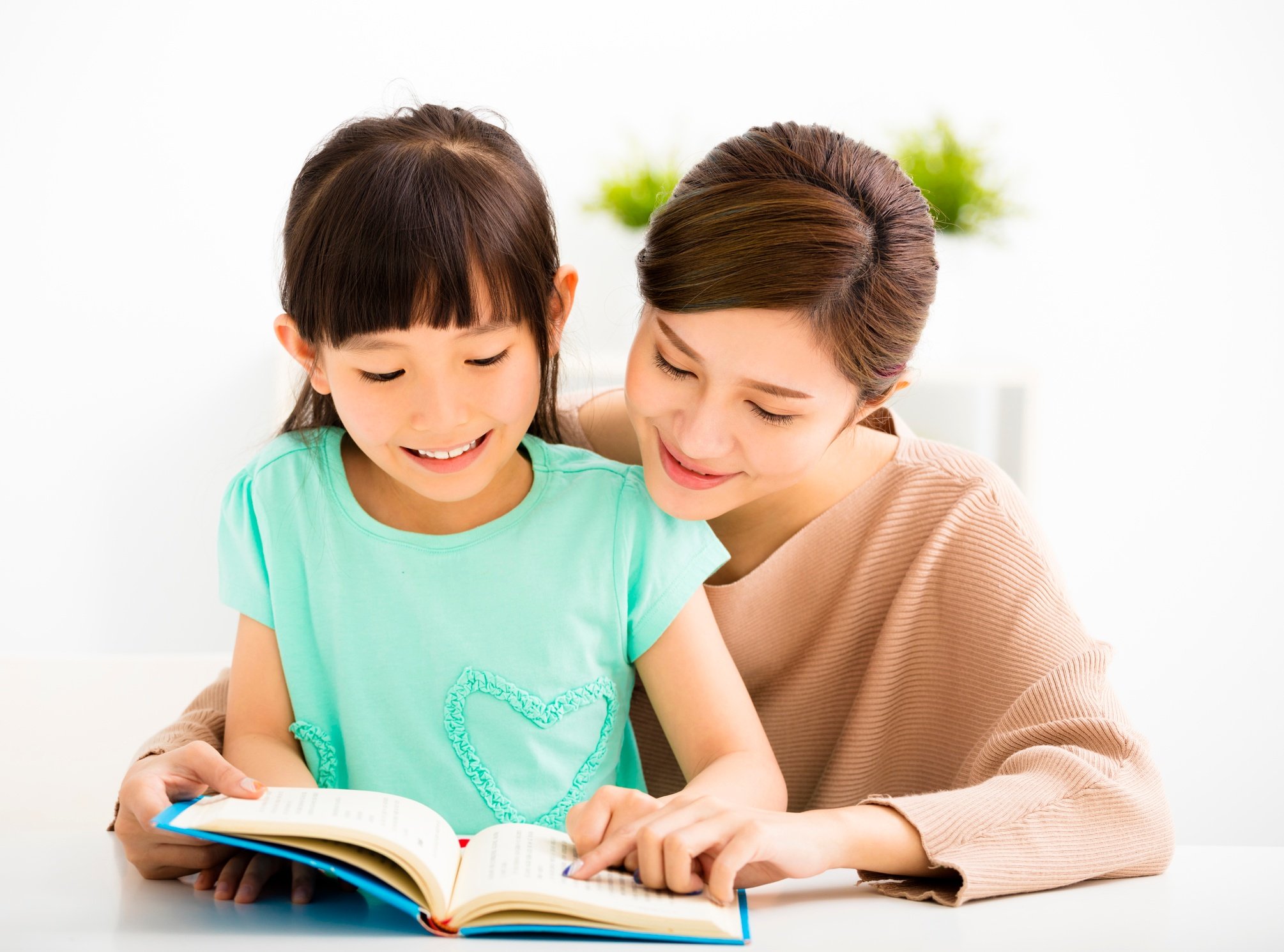 4 ways to keep your kids distracted at the dental office, distracted kids, visiting the dentist with kids, kids going to see the dentist, dental visits, how to deal with anxious kids