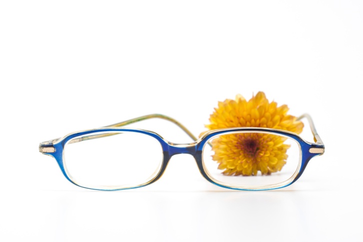 how to select the right eyeglass frames for your skin tone, light skin, dark skin, eyeglasses, vision, vision insurance