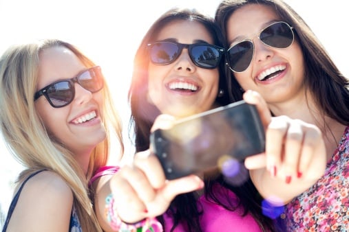 Young-girls-smiling-to-take-a-selfie