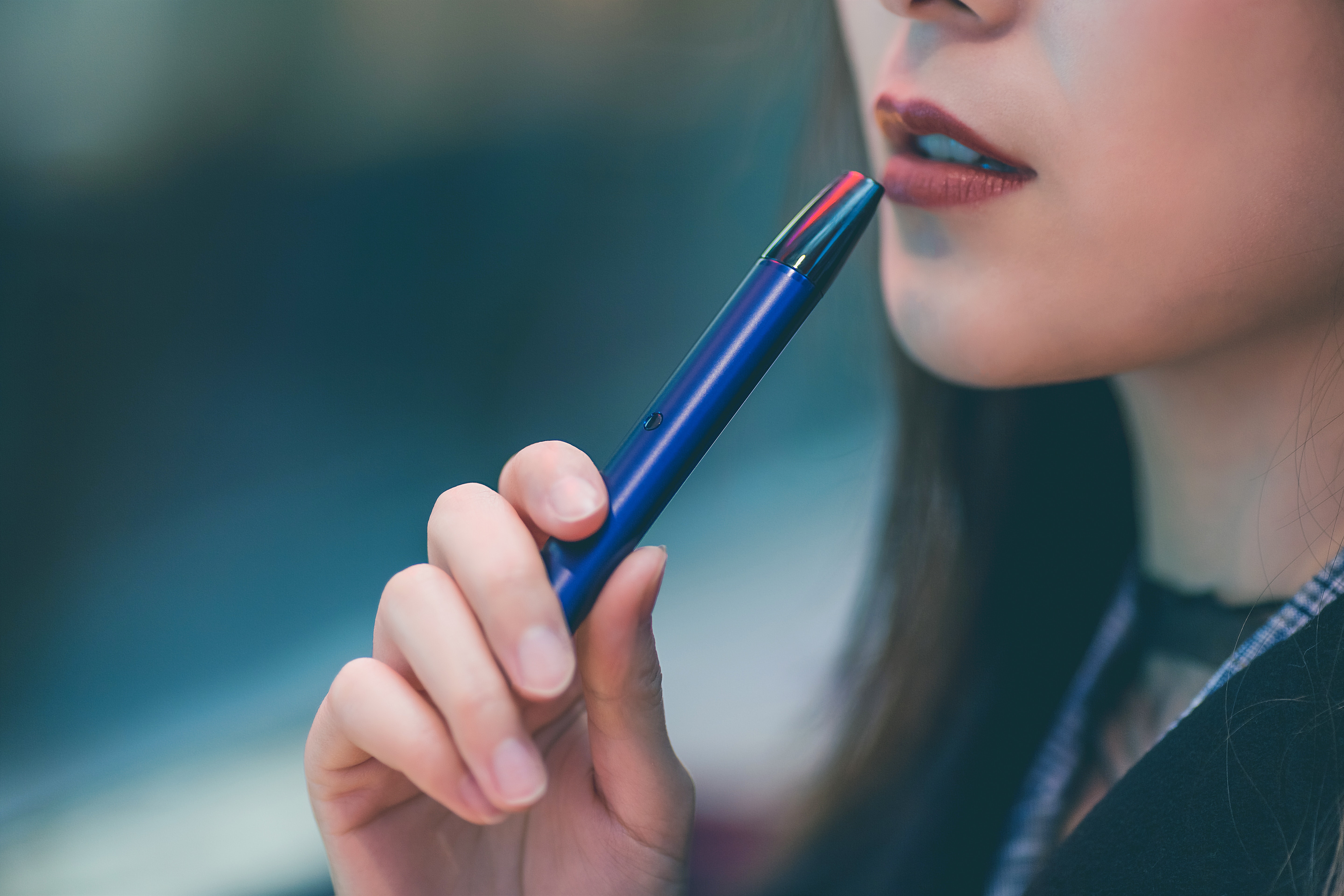 vaping and your oral health, girl holding vape pen